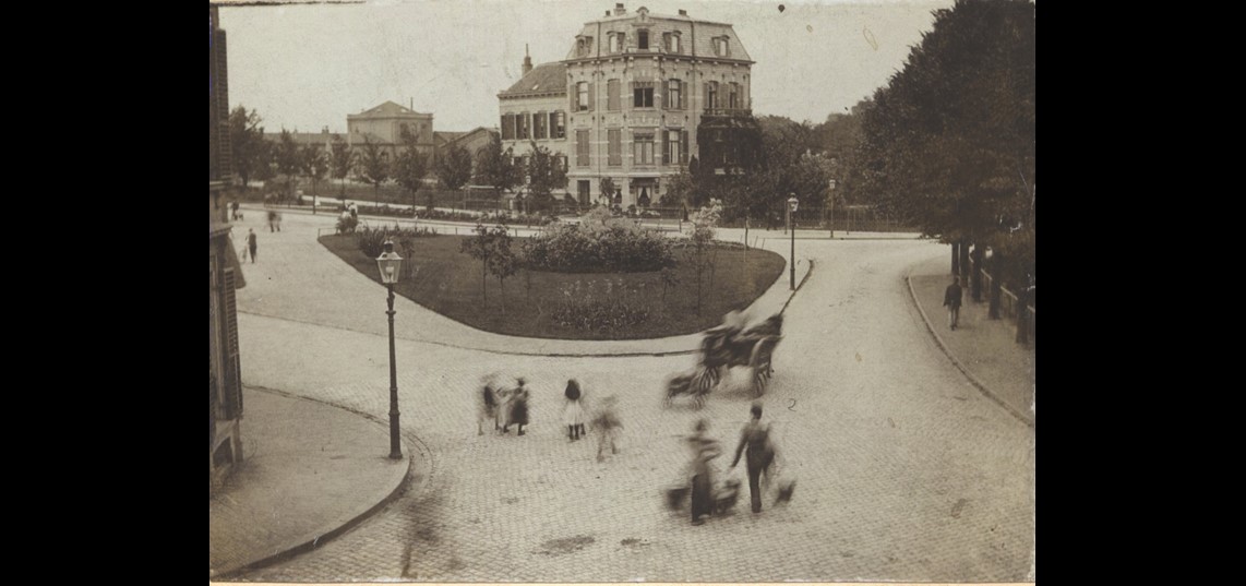 Het Stationsplein met zicht op de villa van de zusters van het Oude en Nieuwe Gasthuis aan de oostzijde